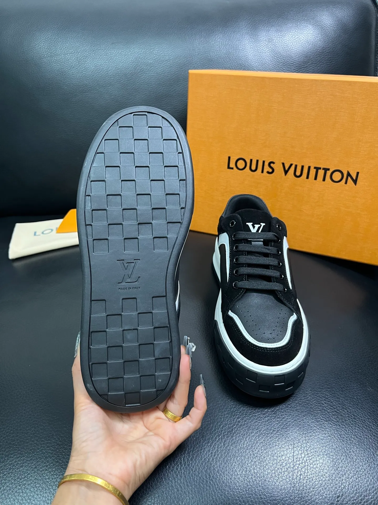 Men's shoes 💰740 Lv top purchase Louis Vuitton, counter synchronization, uppers imported from Italy cowhide, imported mesh padding soft and comfortable, soles: original soles specially provided by the original factory, T men's shoes 💰U exclusive movable molded soles super comfortable, original factory and single goods, high quality, welcome to compare, code number 39-44 (customized 38-45) 85858